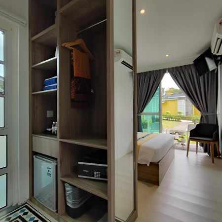 Solesor Kampong Beach Resort Порт-Диксон Экстерьер фото
