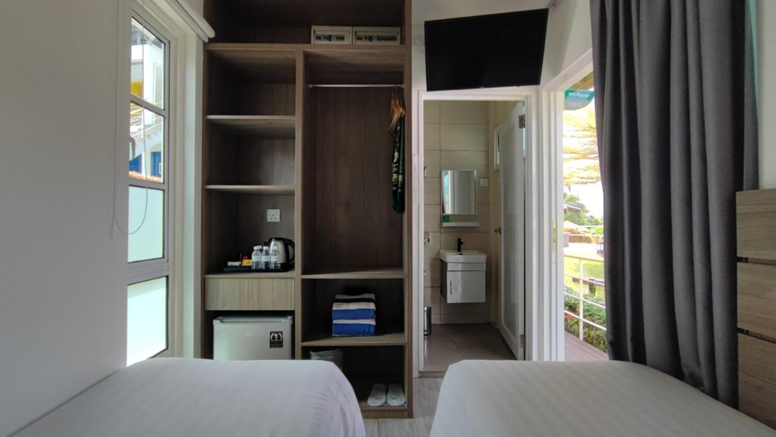 Solesor Kampong Beach Resort Порт-Диксон Экстерьер фото
