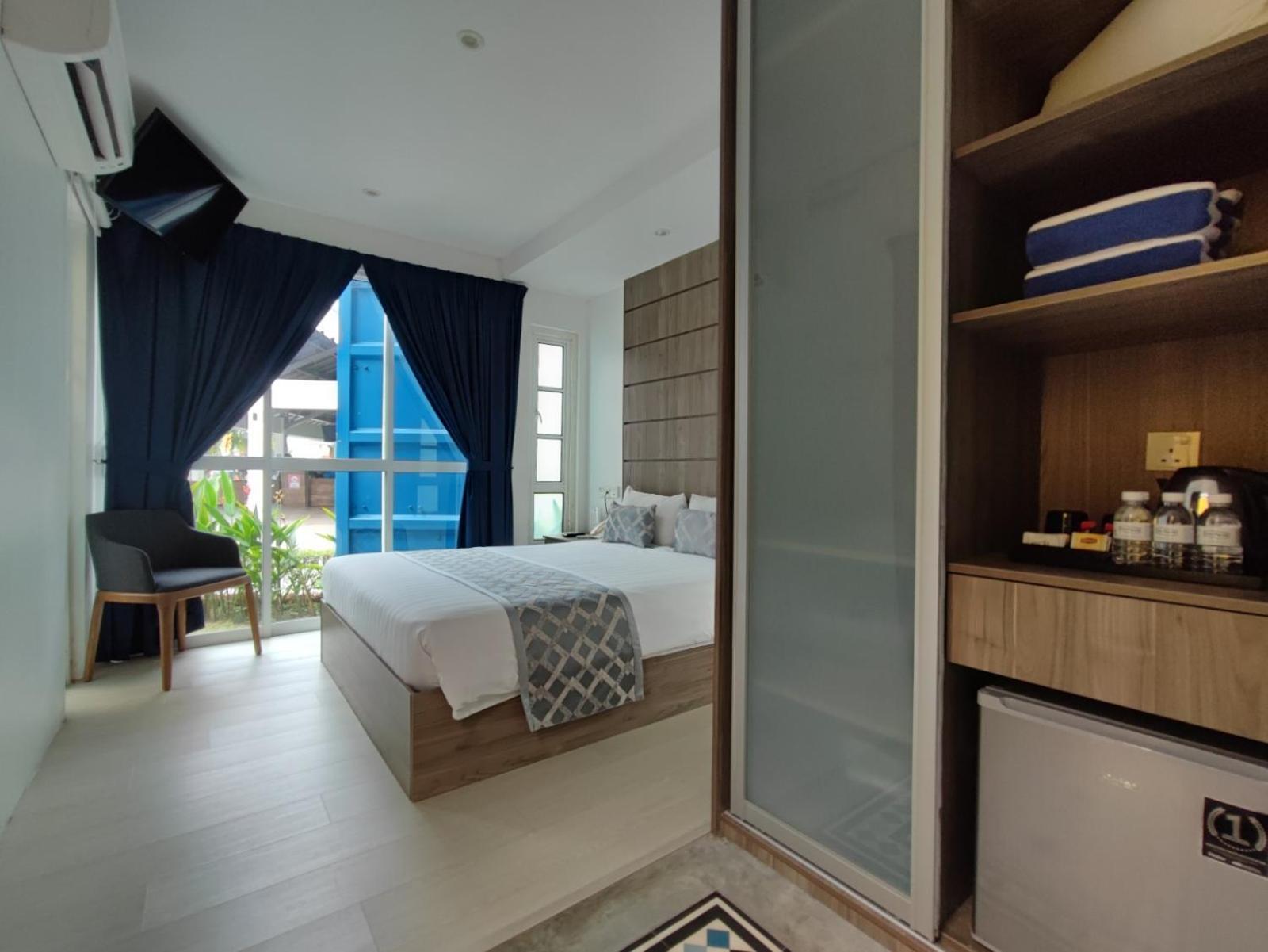 Solesor Kampong Beach Resort Порт-Диксон Экстерьер фото