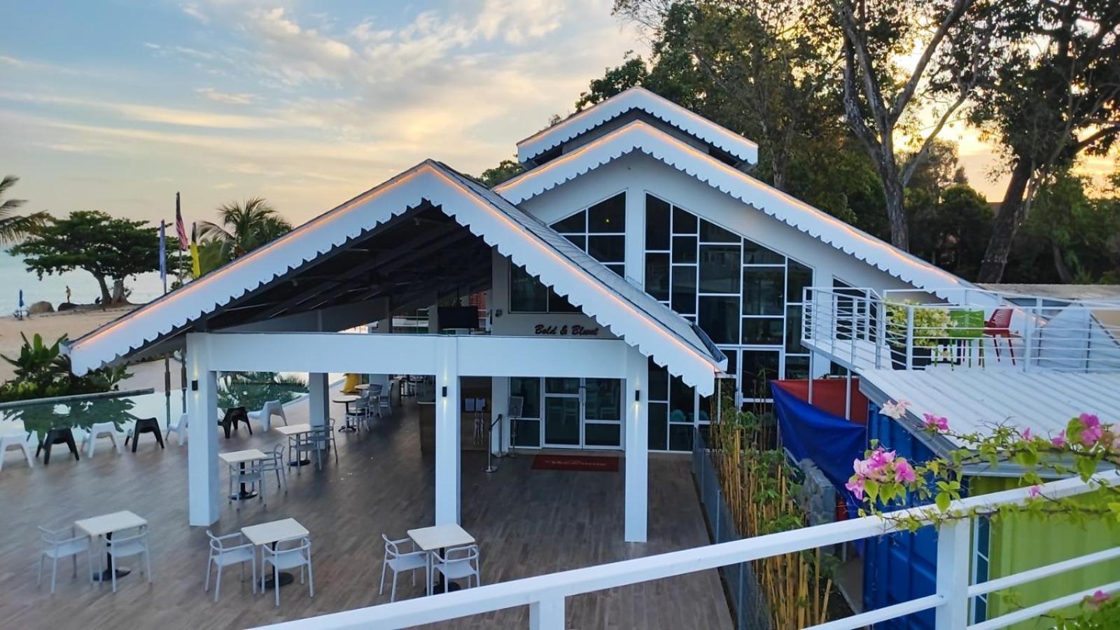Solesor Kampong Beach Resort Порт-Диксон Экстерьер фото